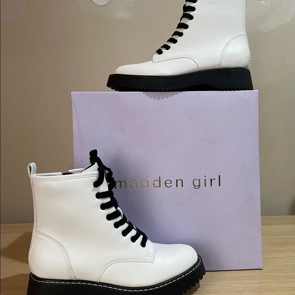 👖👢⭐️MADDEN GIRL KURRT ANKLE WHITE COMBAT BOOTS…Sz 6…New in box. - Picture 2 of 16